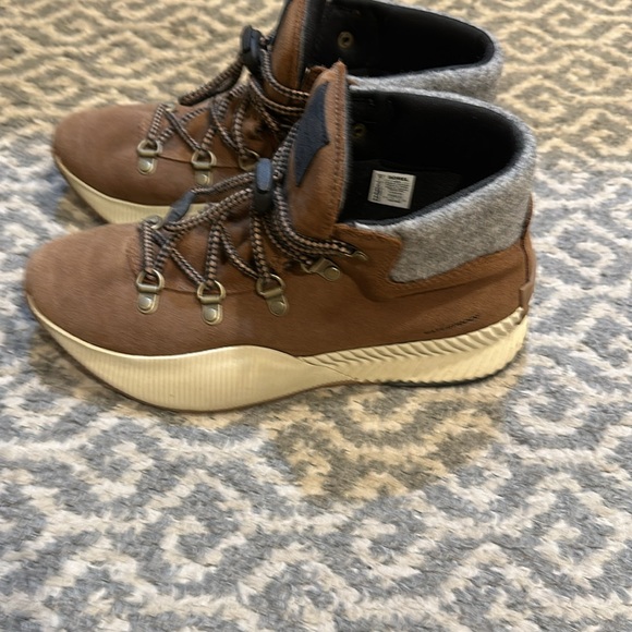 Sorel boots - Picture 3 of 5